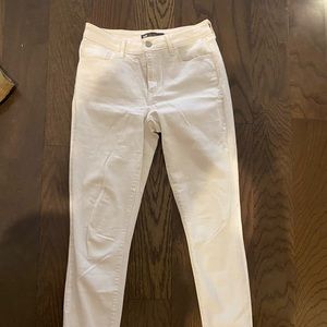 LEVI’S WHITE HI-RISE SKINNY JEAN